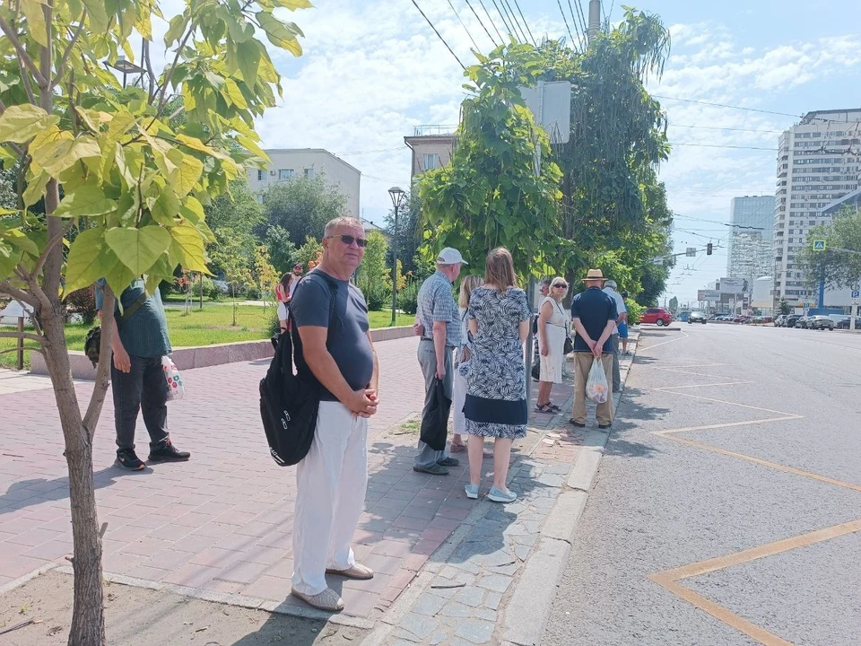 Люди прячутся от палящего солнца и по сорок минут ждут автобус.