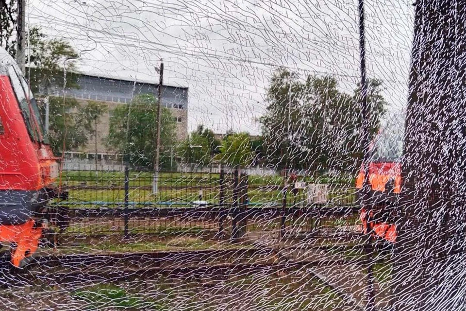 Любителям метать камни в поезда назначили штрафы. Фото: ОЖД