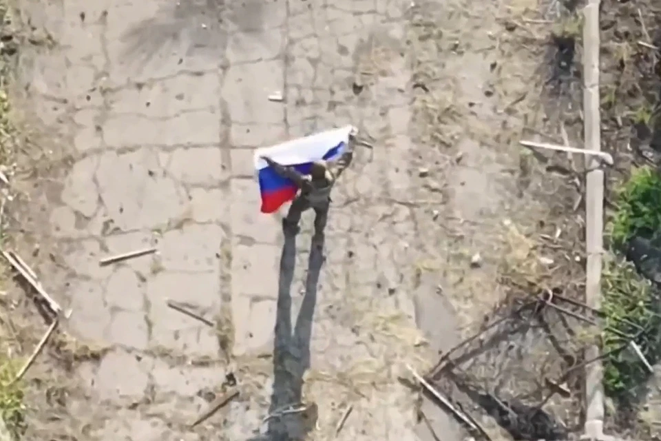 Российские военнослужащие развернули государственные флаги России на улицах Малиновки