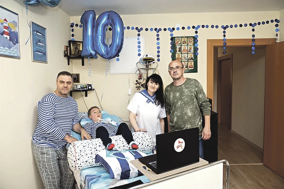 На 10-летний юбилей Жени мы пришли не с пустыми руками, вручив от редакции «Комсомольской правды» новенький ноутбук. Несмотря на то что мальчик по-прежнему не может ходить, он обожает смотреть образовательные программы и мультики.