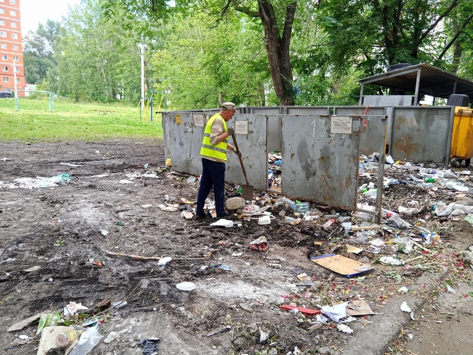 С улиц Ульяновска убирают мусор и листву. Фото администрация Ульяновска