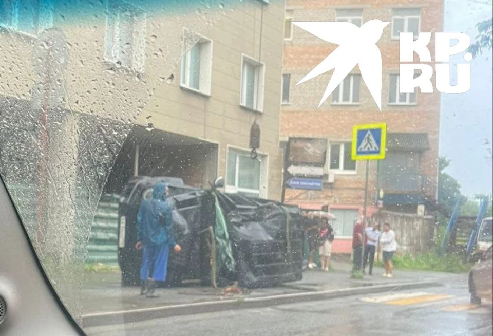 Автомобиль уже вытащили из воды. По некоторым данным, водитель отделался легкими травмами.