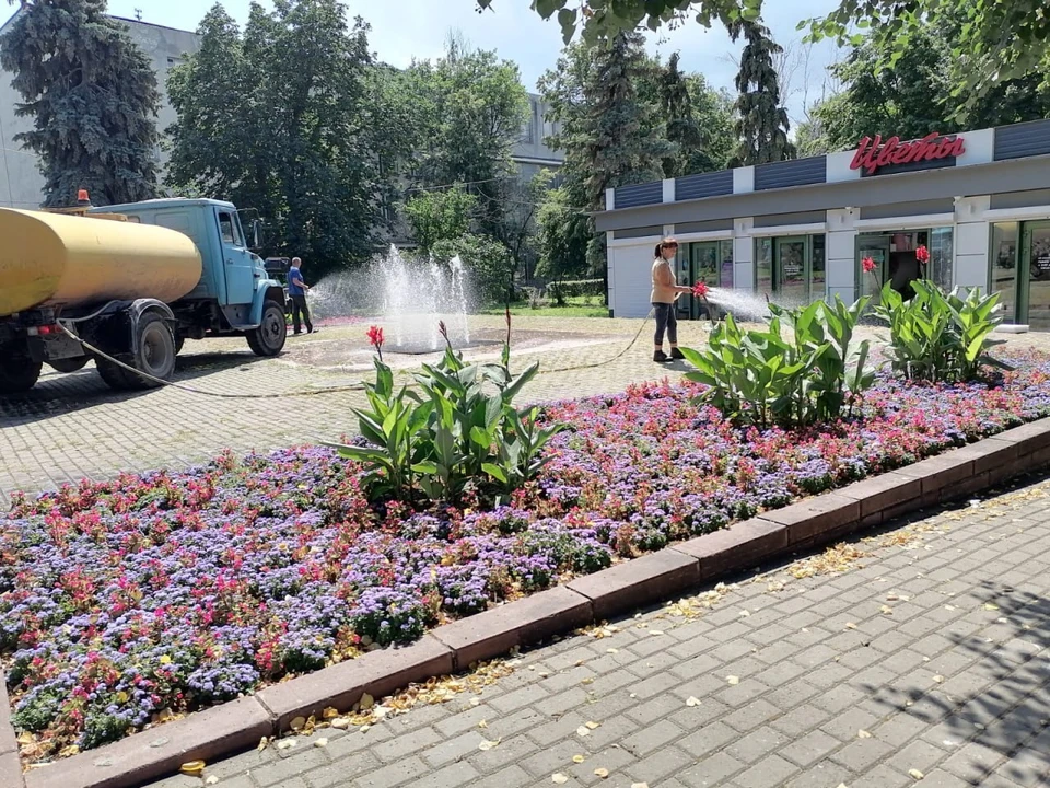 Ульяновские озеленители усиленно поливают газоны и цветники из-за жаркой погоды. ФОТО: Центр по благоустройству и озеленению Ульяновска