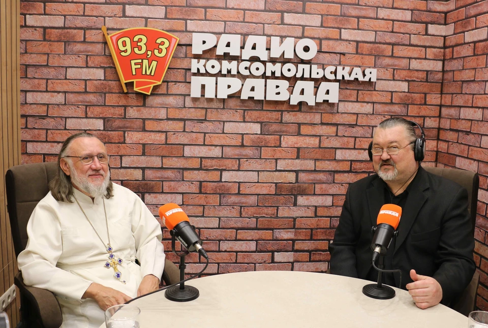 Протоиерей Сергей Крючков в гостях на радио "Комсомольская правда" в Туле. Фото: Анна КОНЕВА.