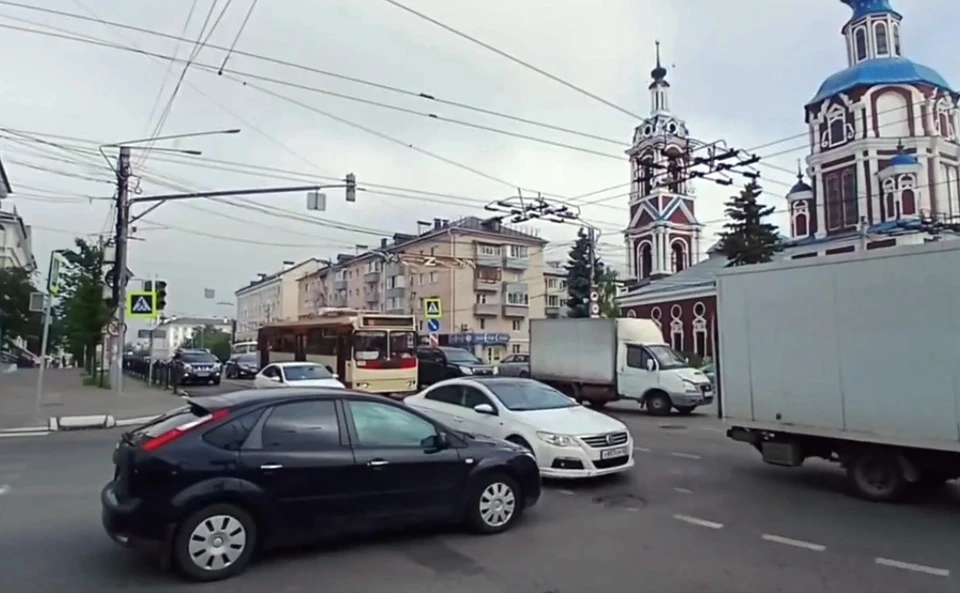 На перекрестке Кирова и Московской возникли пробки из-за отключения светофоров.