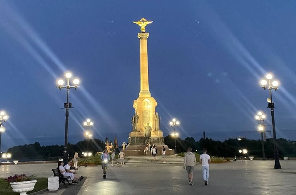 На Стрелке в Ярославле подсветили стелу.