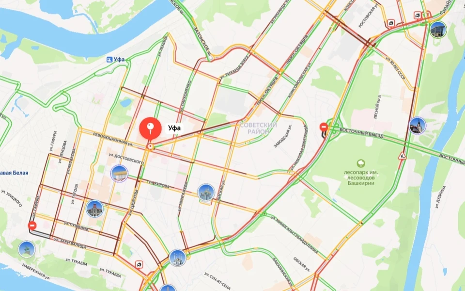 В Уфе огромные пробки, люди выходят из автобусов и идут пешком.