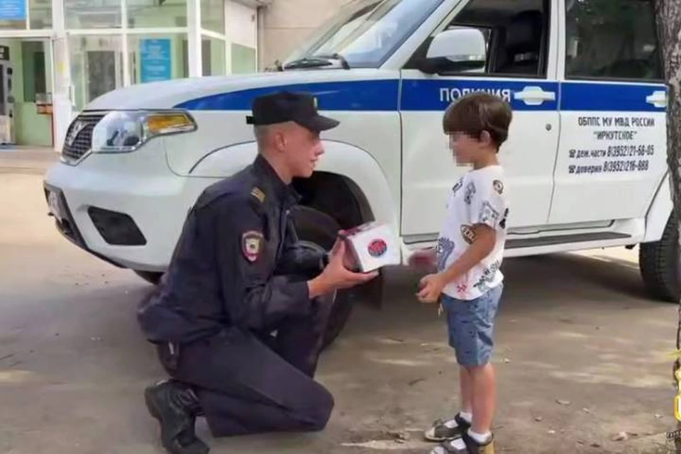 Во время визита полицейские вручили ребенку памятный подарок.