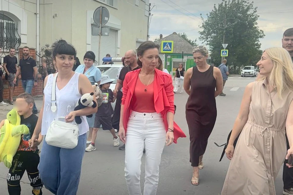 Анна Кузнецова (в центре) проводила первую группу детей в «Ирис» Фото: ЕР