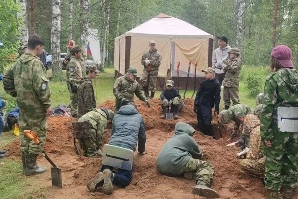 Участниками проекта стали также подростки, которые обучились основам поиска. Фото: предоставлено ПТО