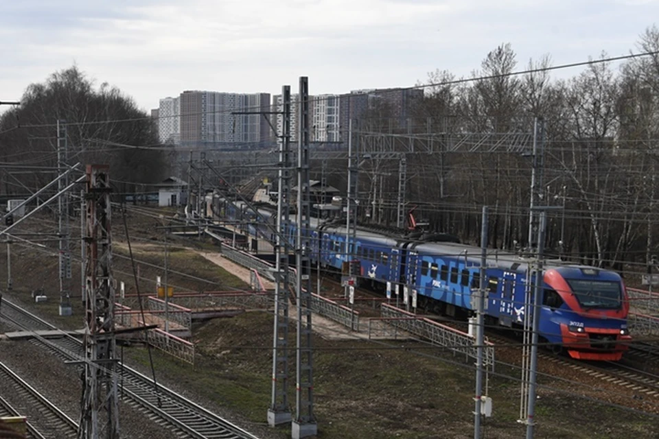 Состав отводят на безопасное расстояние.