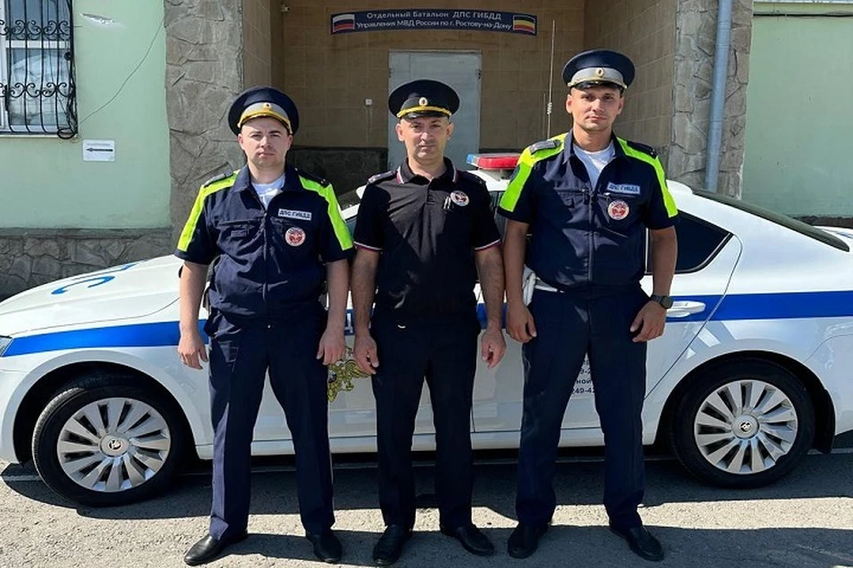 Трое правоохранителей помогли малышу и его родителям. Фото: управление Госавтоинспекции России по Ростовской области