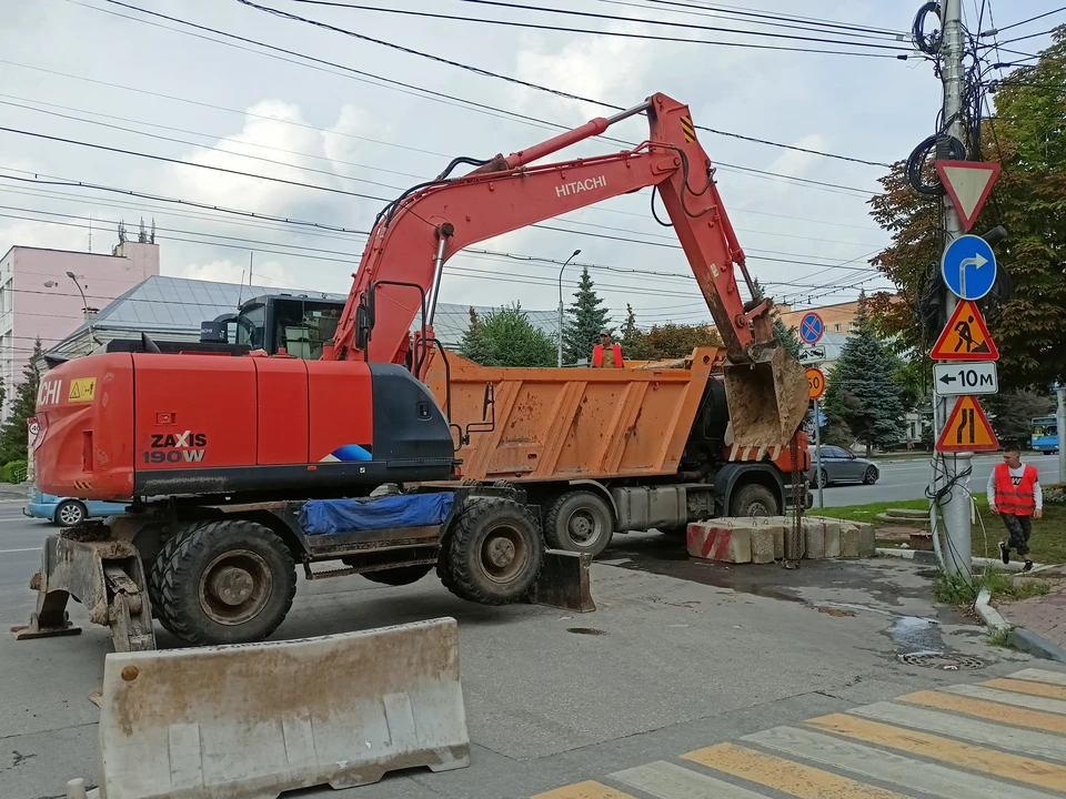 В районе улицы Пожалостина идет разгрузка бетонных блоков для ограждения зоны проведения ремонта.