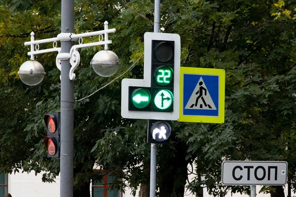 Светофоры будут со "стрелочкой" и пешеходной секцией.