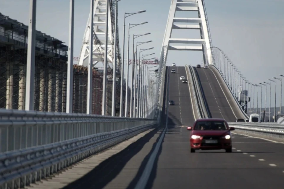 В очереди перед Крымским мостом с обеих сторон стоят 150 авто