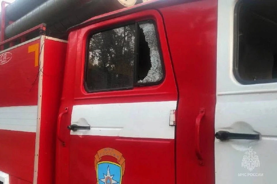 В результате атаки беспилотника повреждена машина пожарной службы. Фото: МЧС России по ДНР