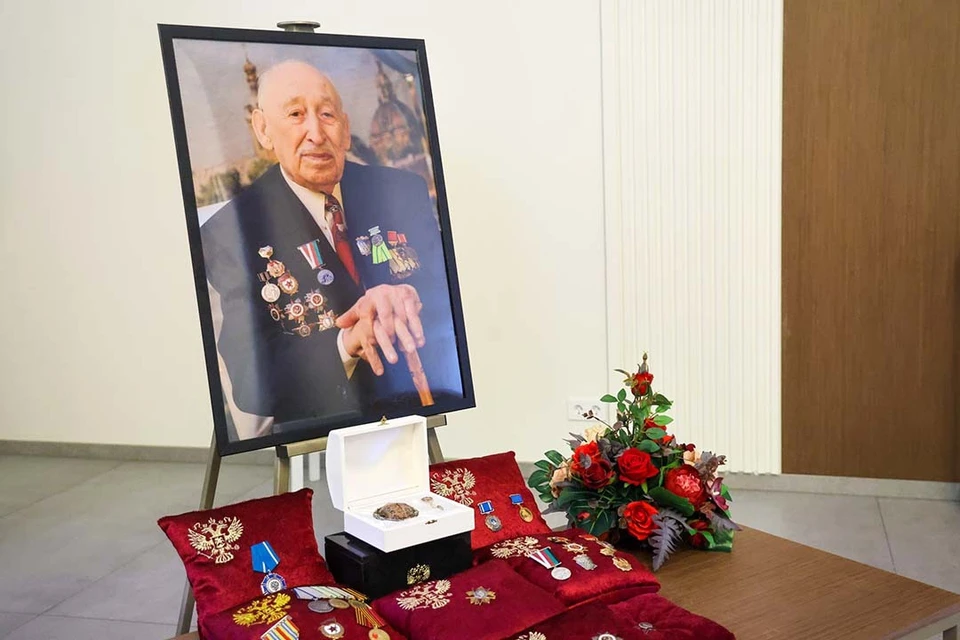 Губернатор Александр Беглов от имени всех горожан выразил родным соболезнования. Фото: Смольный