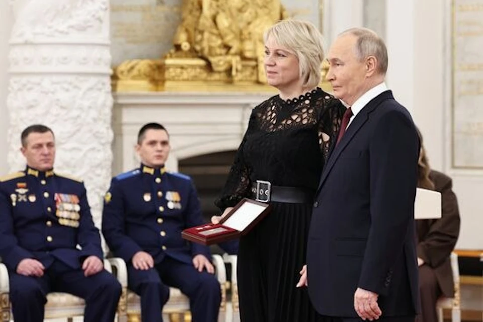 Президент вручил вдове героя награду и распорядился выделить ей жилье.