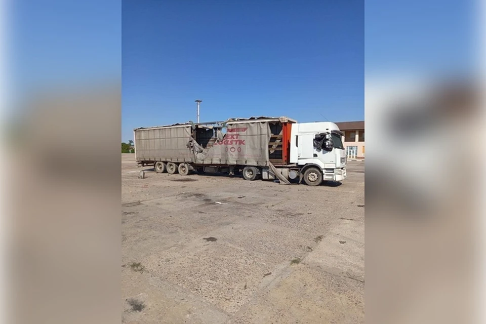 Атака по рынку в Великих Копанях повредила фуру и торговые места, но не остановила его работу надолго. Фото: тг-канал Владимира Сальдо