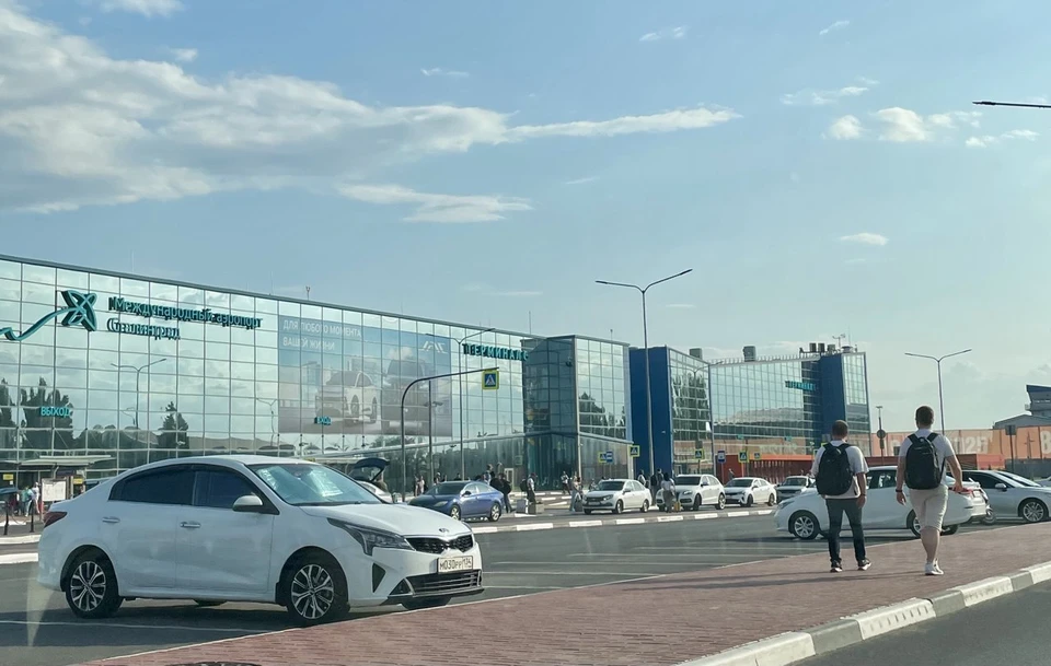 Стоянка более 15 минут в аэропорту платная.