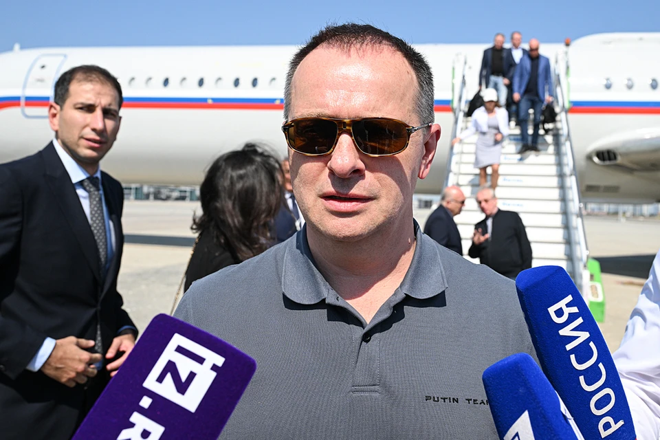 Мединский прилетел в Стамбул в рубашке-поло с надписью Putin Team. Фото: Рамиль Ситдиков/POOL/ТАСС