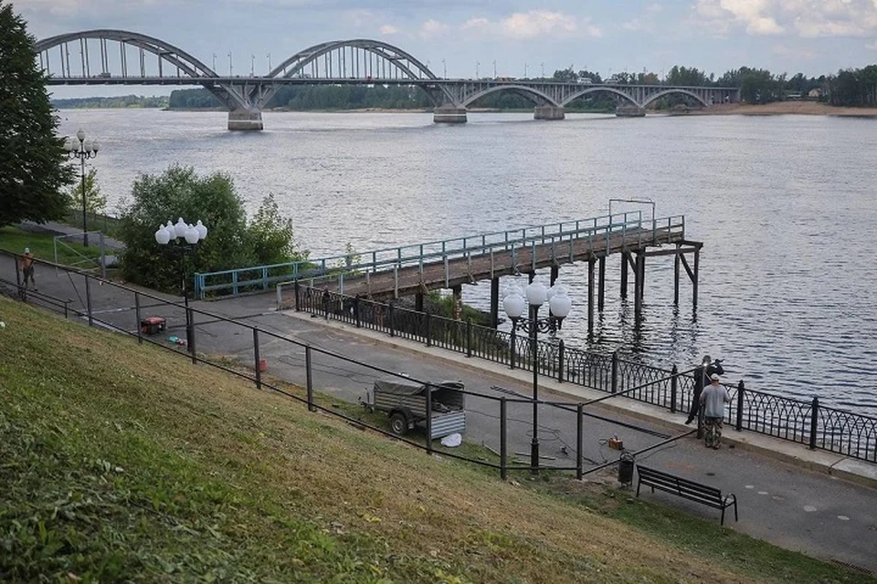 На Волжской набережной Рыбинска началась подготовка к строительству дебаркадера.