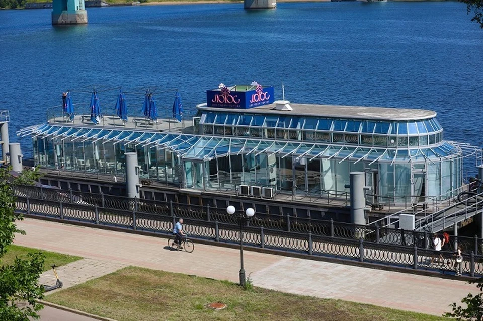 В Ярославле установили причал с залом ожидания и рестораном русской кухни.