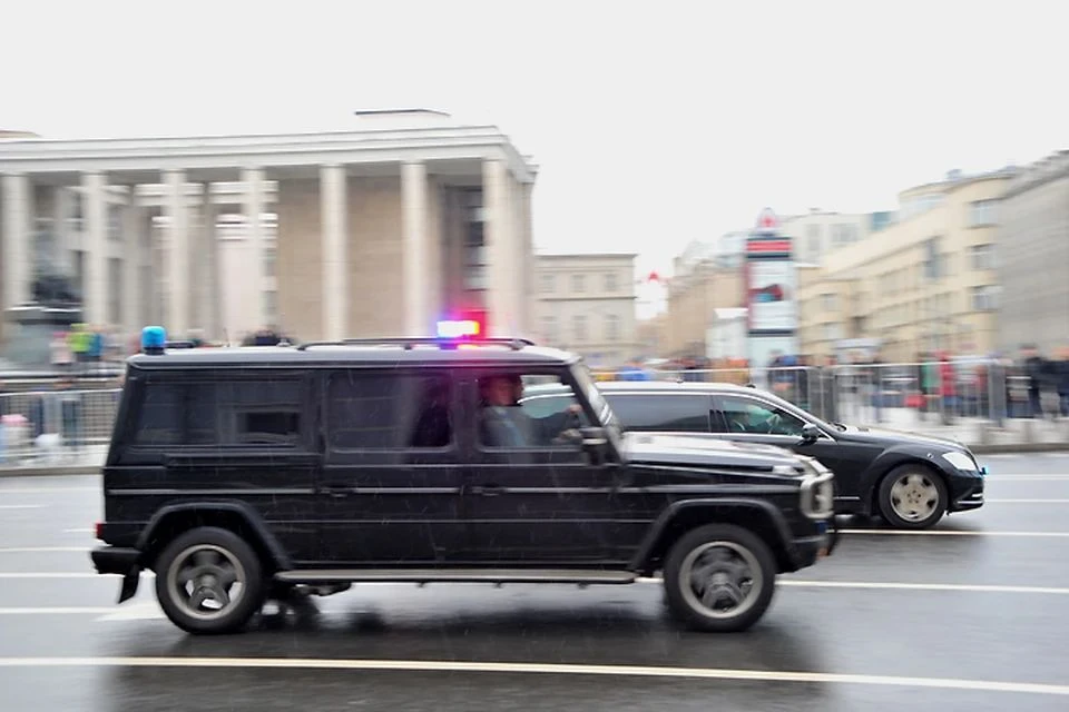 В России начали действовать новые правила при встрече машин с мигалками: что делать водителям
