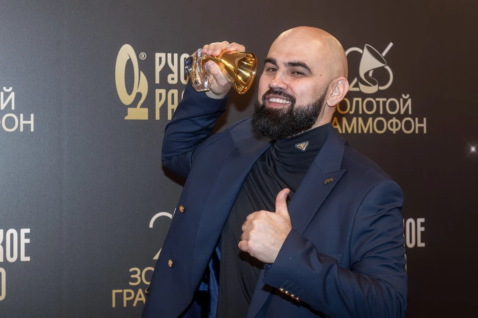 Особняк украинского певца Artik в Подмосковье покрывается мхом