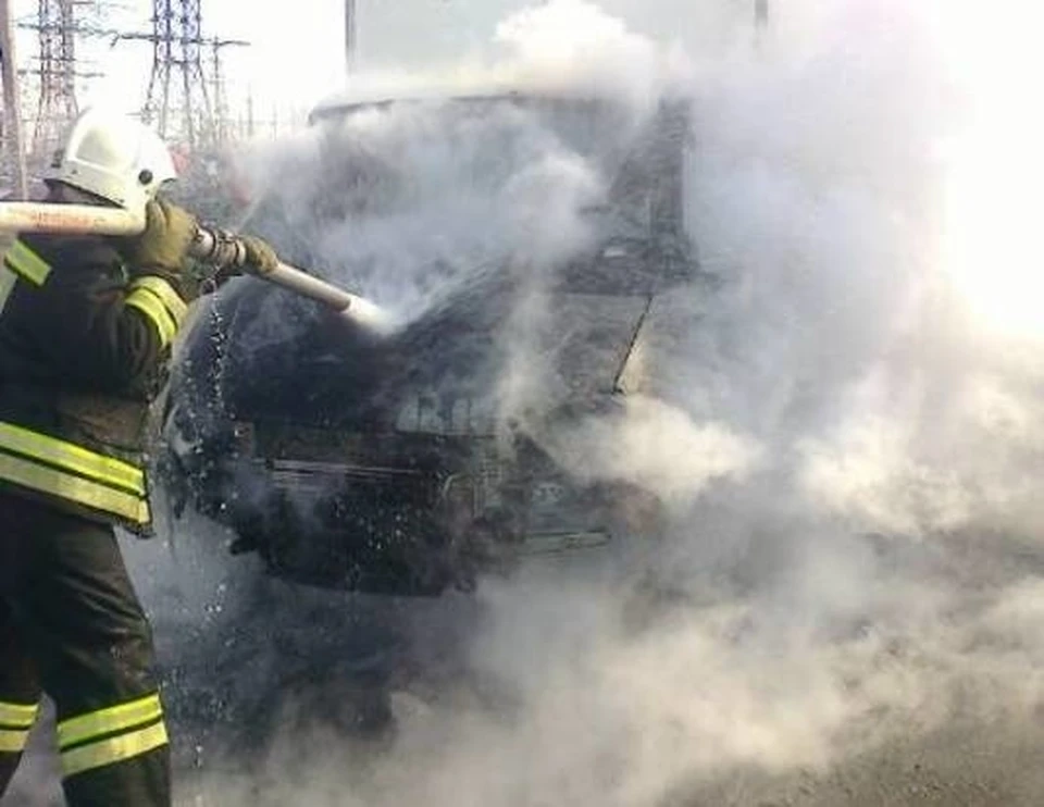 «ГАЗель» сгорела полностью, от «Лады» тоже мало что осталось.