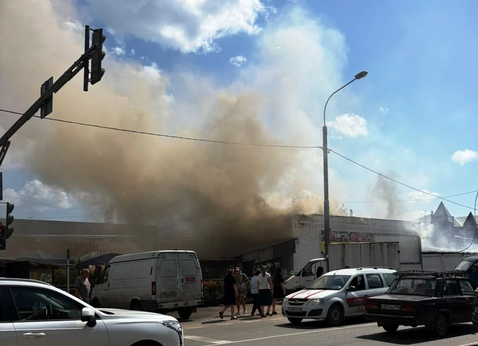Пожар вспыхнул на рынке в Балабаново.