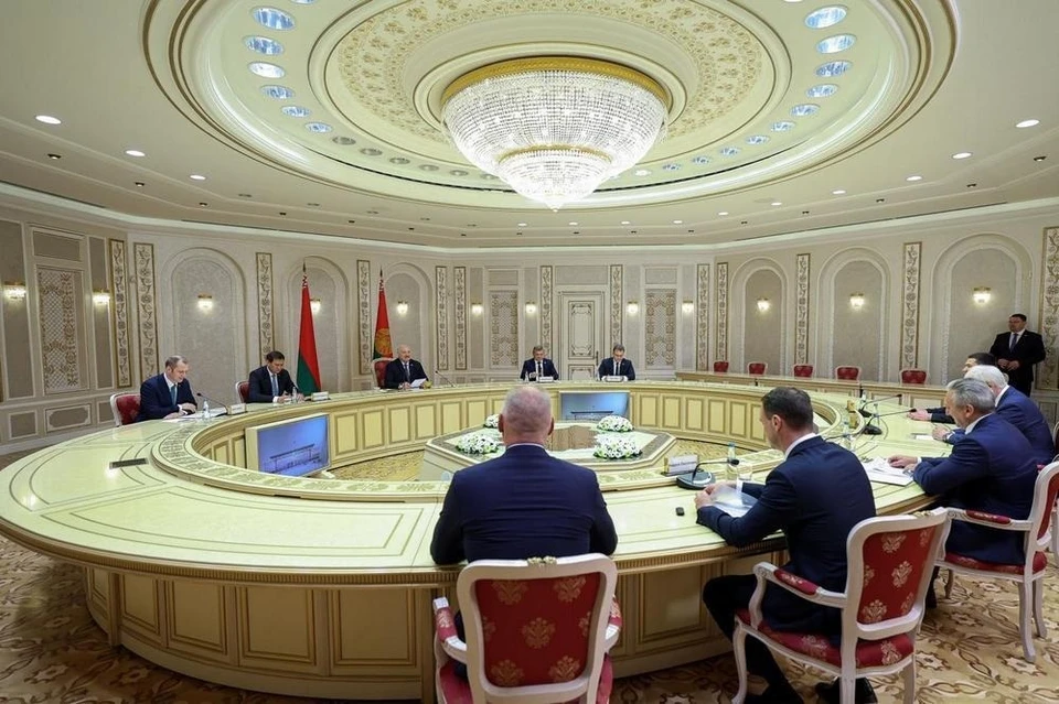 Встреча губернатора Тюменской области Александра Моора и Президента Республики Беларусь Александра Лукашенко не только подтвердила прочность существующих экономических и научных связей, но и наметила новые векторы развития сотрудничества. Фото: пресс-службы Президента Республики Беларусь.