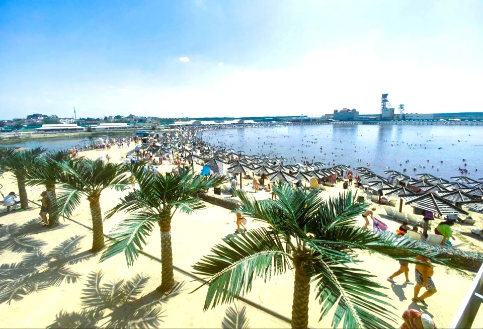 Курорт работает до установившейся холодной погоды. Фото: Соленые озера