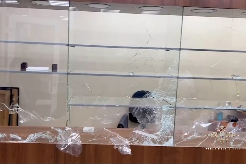 Мужчина разбил витрину топором. Фото: кадр из видео МВД России