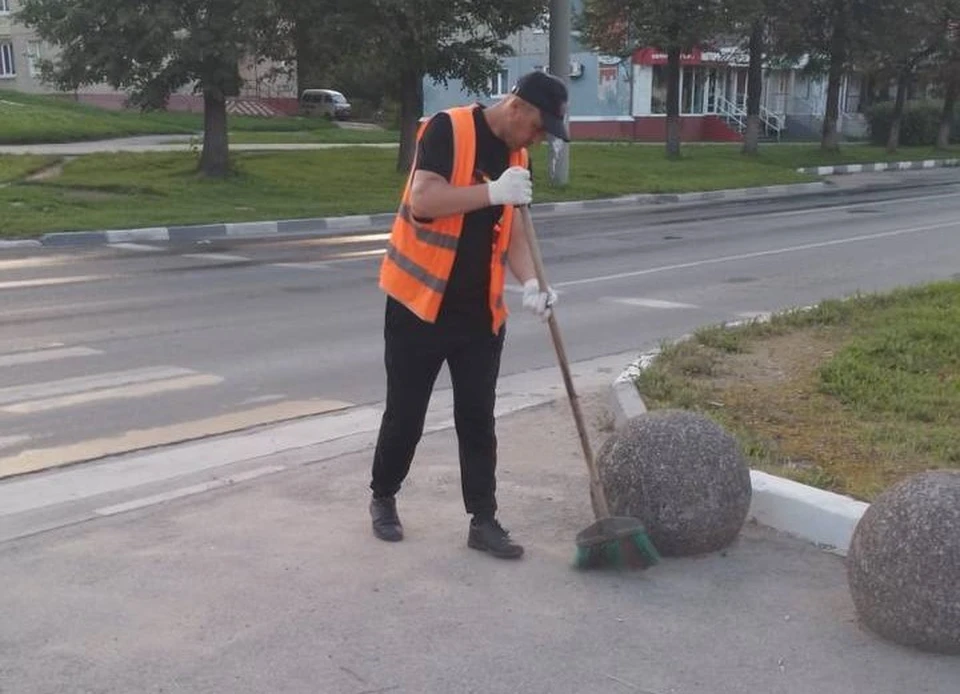 Тульские коммунальщики продолжают убирать город от смета и мусора.