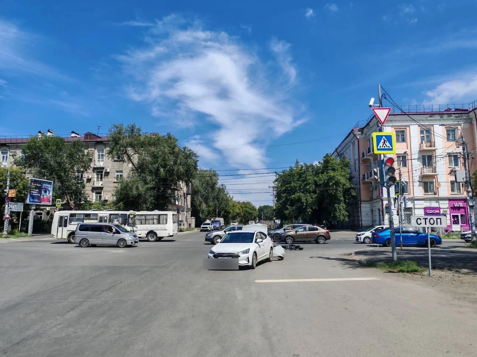 В результате ДТП водитель электроскутера с различными травмами был госпитализирован.