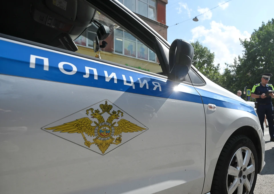 Полиция ищет нижегородца, засунувшего телефон под юбку официантке.