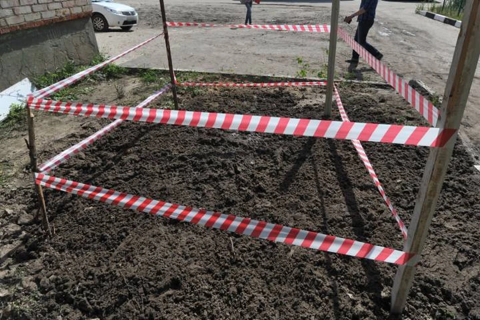 Двухлетний малыш, бегая по участку дома, провалился в выгребную яму.