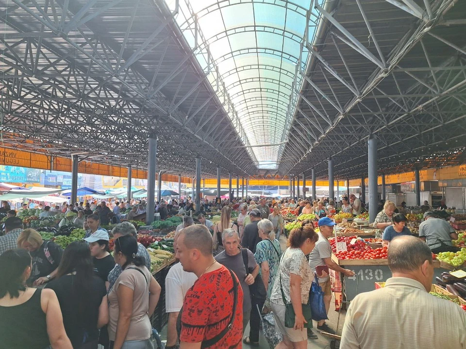 На Центральном рынке Кишинева всегда многолюдно.