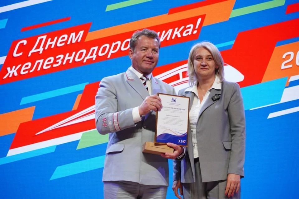 Отдельную благодарность вице-спикер выразила руководству железной дороги за помощь в доставке гуманитарного груза в зону проведения специальной военной операции.