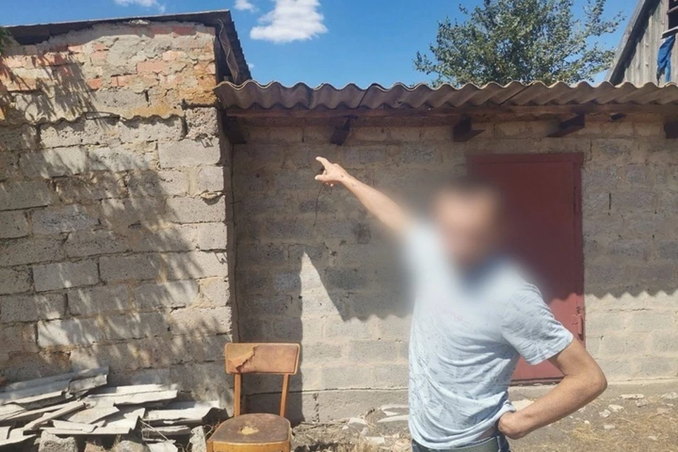 Мужчина показывает, где хранил коноплю. Фото: ГУ МВД России по Запорожской области