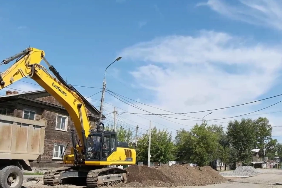 В Иркутске завершается прокладка трубопровода на улице Баррикад.