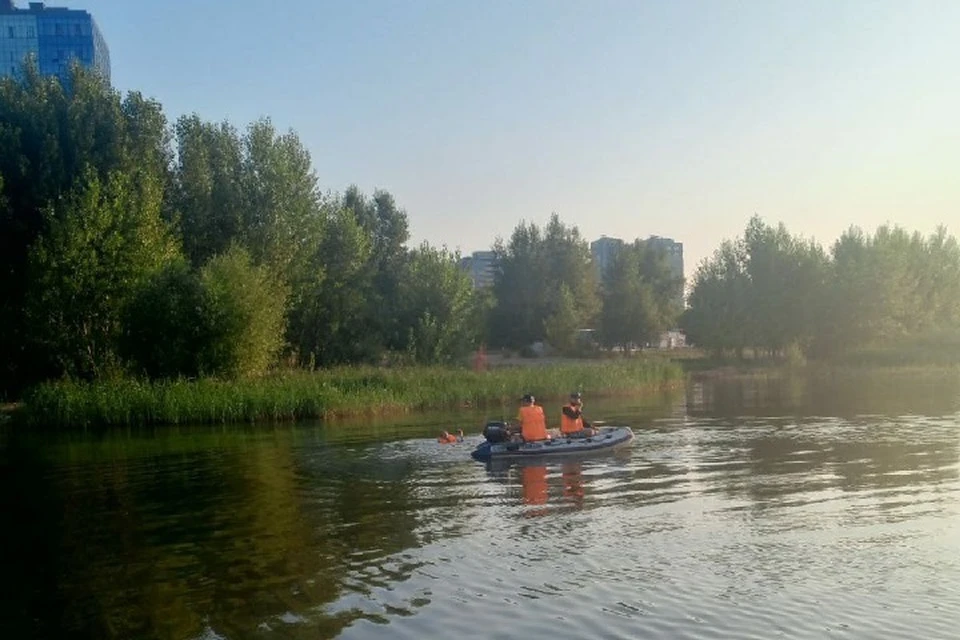 Людей из воды доставали спасатели.