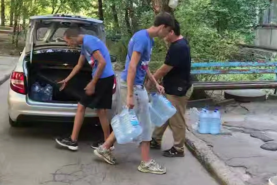 Более 200 молодых ребят помогают доставлять воду жителям ДНР. Фото: ТГ/Пушилин