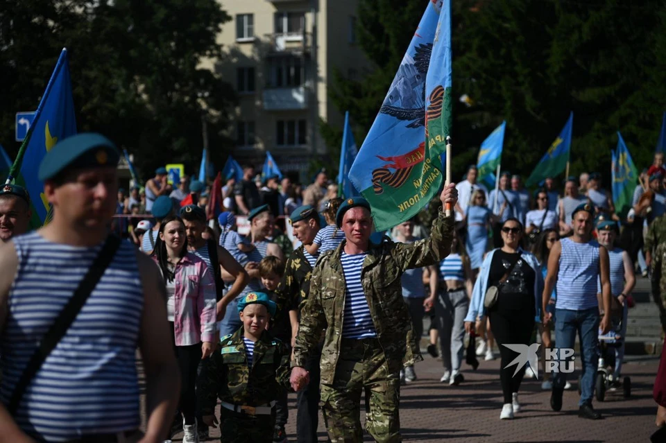 Екатеринбург отметил 95-летие ВДВ шествием и митингом
