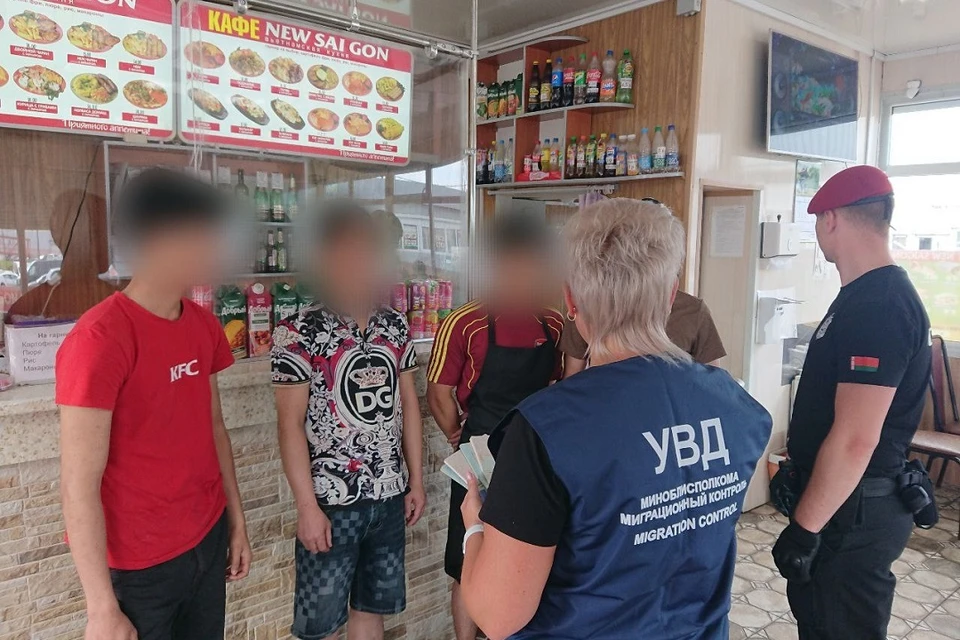 В Минске ОМОН и миграционная служба приехали на рынок «Экспобел» из-за мигрантов. Фото: УВД Миноблисполкома.