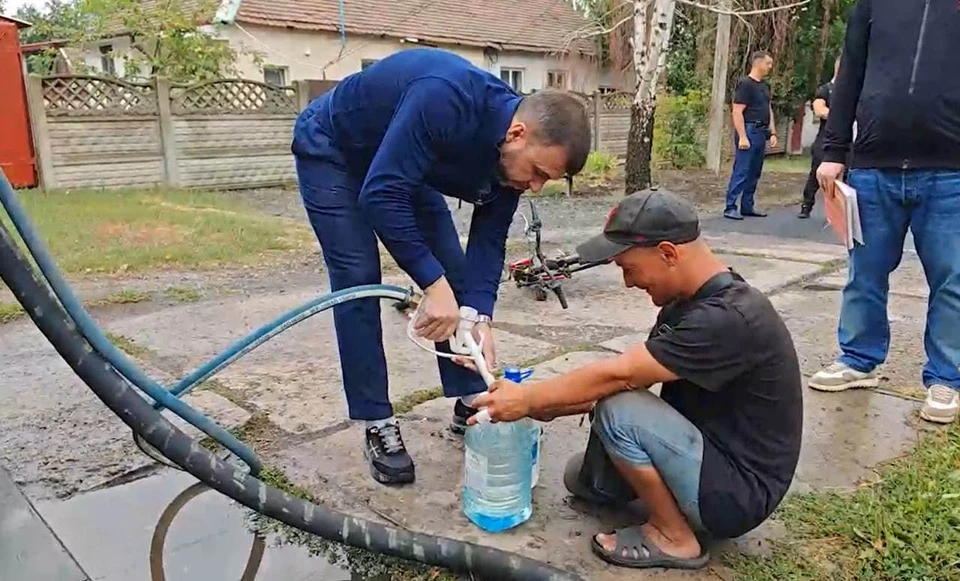 Руководитель проверил организацию доставки воды и пообщался с жителями. Фото: ТГ-канал Дениса Пушилина