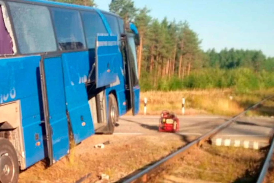Грузовой поезд въехал в хвост автобуса. Фото: Северо-Западная транспортная прокуратура