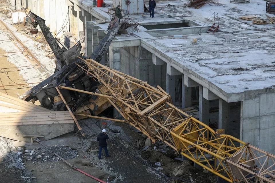 Кран рухнул на стройплощадку, управлявший им рабочий погиб