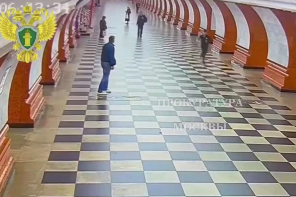 В столичном метро 20-летний парень украл у пассажира телефон